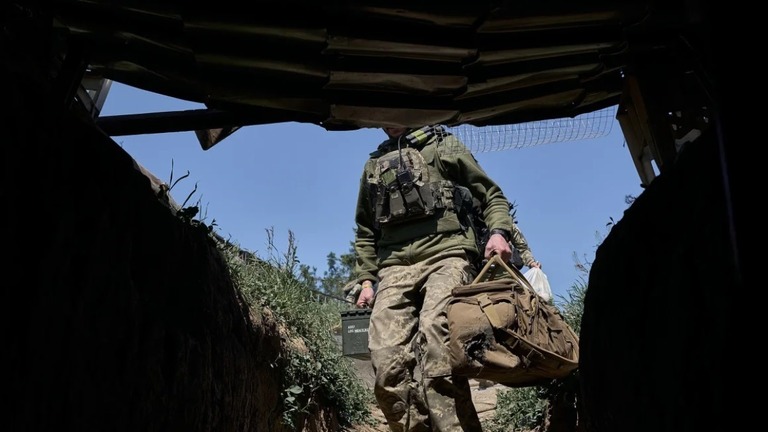 ウクライナ南部ヘルソン州の陣地で作戦活動に従事するウクライナ軍兵士/Kostiantyn Liberov/Libkos/Getty Images