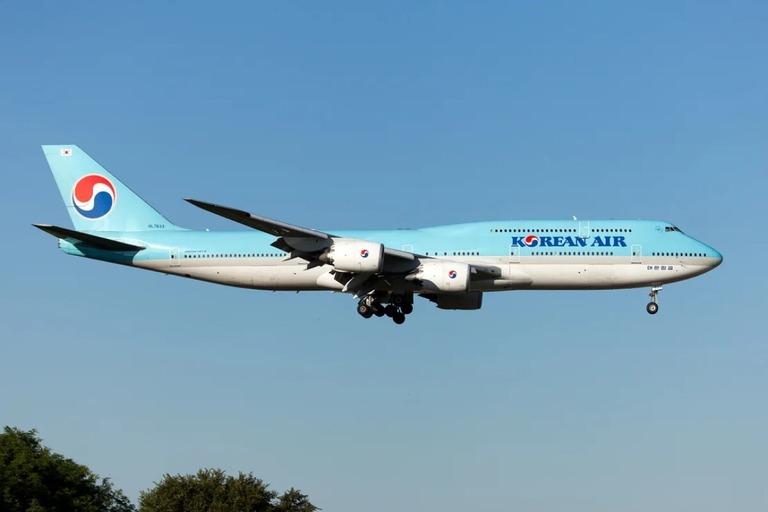 ローマのフィウミチーノ空港に着陸する大韓航空の７４７ー８型機/Fabrizio Gandolfo/SOPA Images/LightRocket/Getty Images