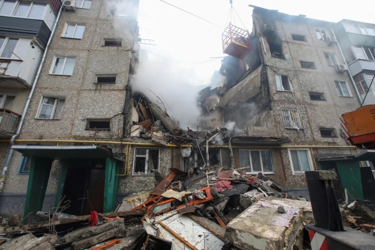 ロシア軍のドローン(無人機)攻撃により損壊した建物=ウクライナ北東部スーミ州/Vyacheslav Madiyevskyy/Reuters