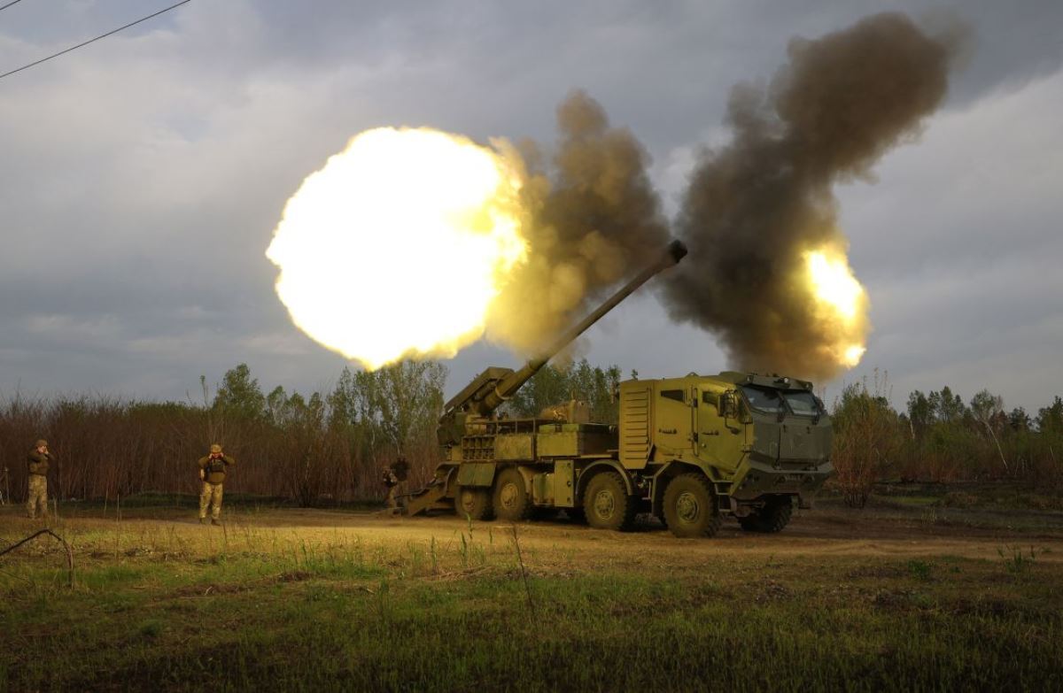 ロシア軍の陣地へ向けて攻撃を行うウクライナ軍兵士=4月、ウクライナ・ハルキウ州/Anatolii Stepanov/AFP/Getty Images