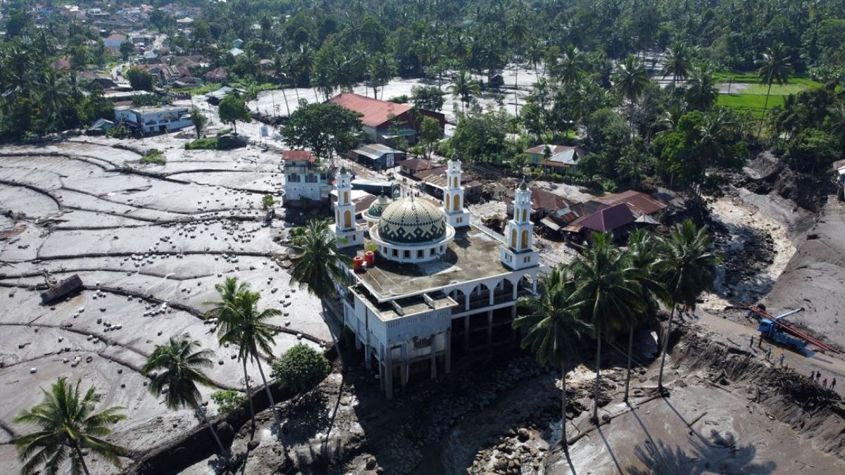 被災地の上空からの様子=インドネシア西スマトラ州タナダタール/Adi Prima/Anadolu/Getty Images