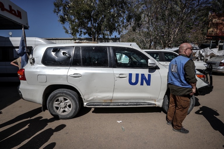 病院の前に止まる国連の車両＝１３日、パレスチナ自治区ガザ地区/Ali Jadallah/Anadolu/Getty Images