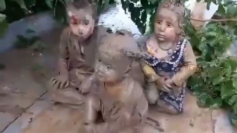 モスク（イスラム教礼拝所）の屋根に座り込む子どもたち/Afghanistan Journalist Group