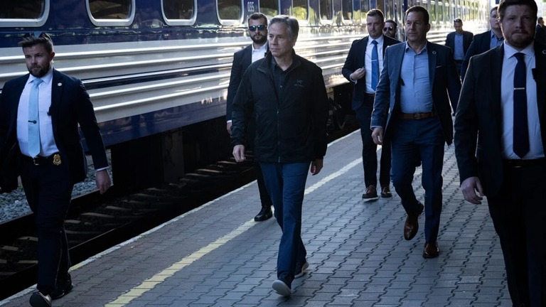ウクライナ鉄道の列車に乗るため駅を歩くブリンケン米国務長官＝１３日、キーウ/Brendan Smialowski/Pool/AFP/Getty Images