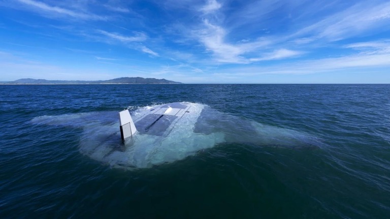 米カリフォルニア州の沖合で運用試験を行う「マンタレイ」/Northrop Grumman/Defense Advanced Research Projects Agency