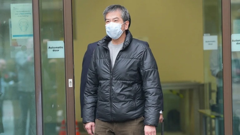 ロンドンの治安判事裁判所を後にする６３歳の被告。スパイ活動の罪に問われている/Yui Mok/AP