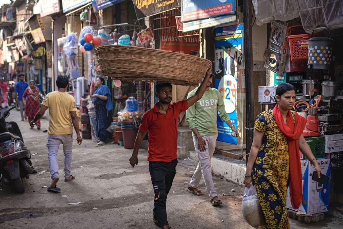 籠を頭にのせて運ぶ労働者=4月、インド・ムンバイ/Noemi Cassanelli/CNN