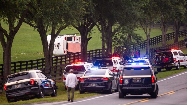 事故現場に派遣された救急と警察の車両＝米フロリダ州マリオン郡/Doug Engle/Ocala Star-Banner/USA Today Network