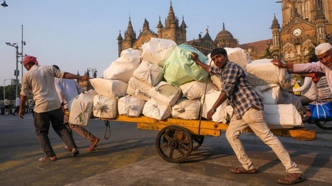 インドの「世界最大」の選挙、投票できない数百万人の出稼ぎ労働者