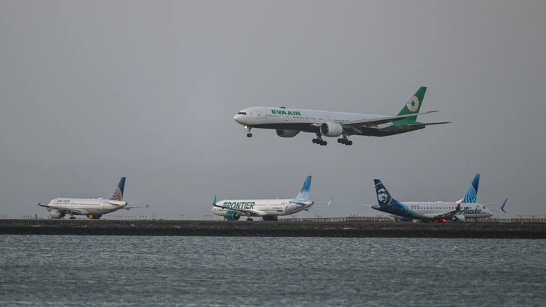 サンフランシスコ国際空港に着陸するエバー航空（ＥＶＡ）＝２４年４月２２日/Tayfun Coskun/Anadolu/Getty Images