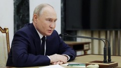訪中前日の１５日、モスクワで開かれた軍産関連の会合で議長を務めるプーチン大統領