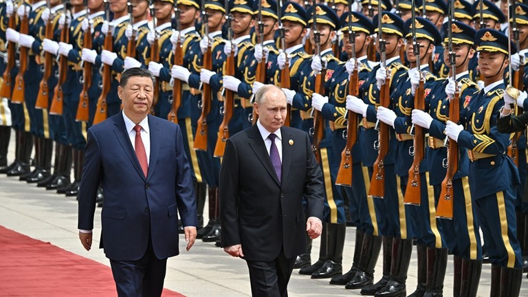 北京での歓迎式典でレッドカーペットを歩く習近平氏（左）とプーチン氏/Sergei Bobylov/Pool/AFP/Getty Images