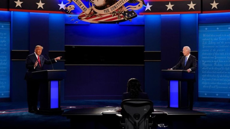 大統領選の候補者による討論会に参加したドナルド・トランプ氏（左）とジョー・バイデン氏＝２０２０年、テネシー州ナッシュビル/Patrick Semansky/AP/File