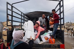 ラファを離れるにあたり、荷物を車に運ぶパレスチナの人々＝１３日、パレスチナ自治区ガザ地区