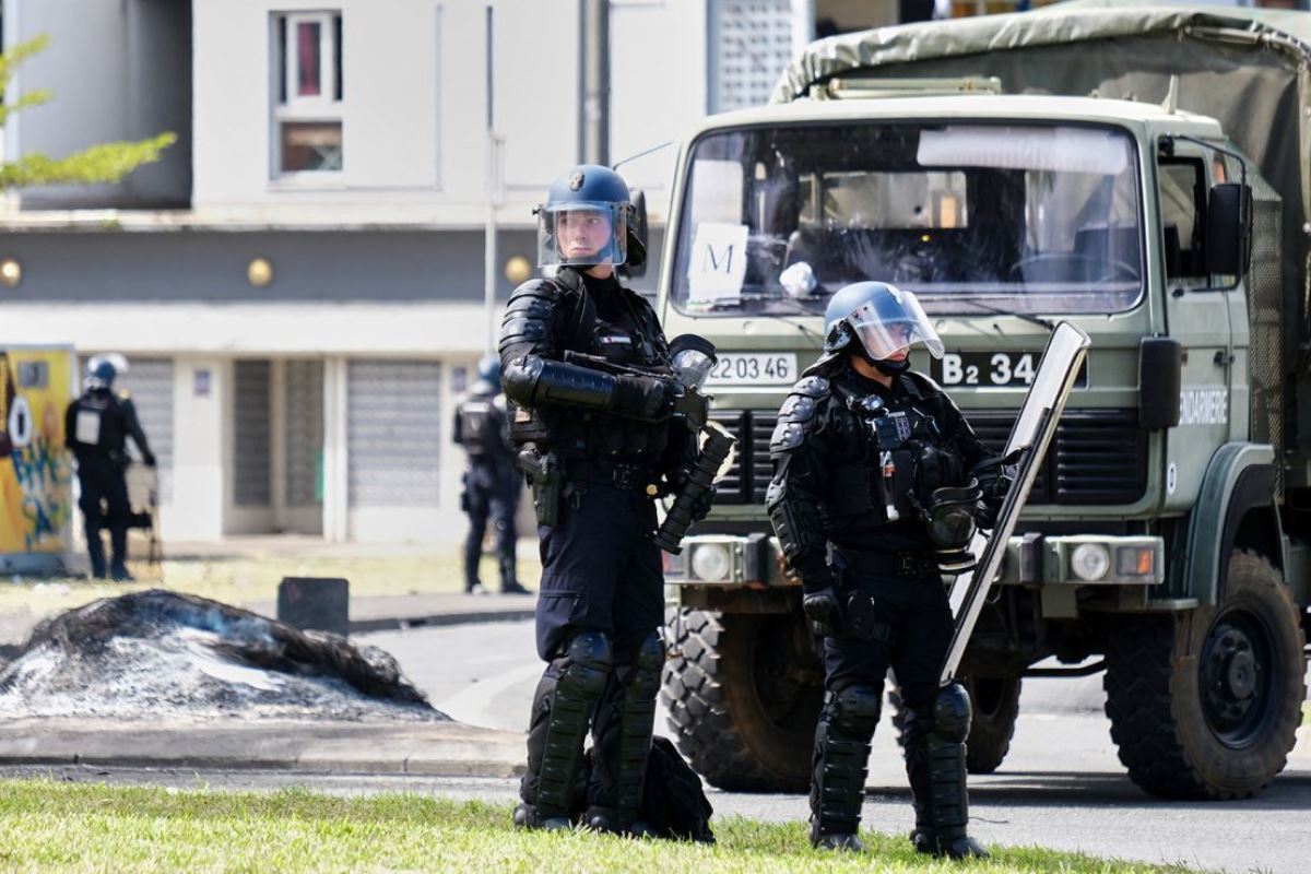 警備にあたる憲兵隊=14日、ニューカレドニア・ヌーメア/Theo Rouby/AFP/Getty Images