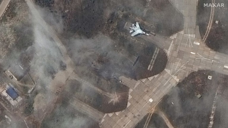 駐機中のジェット機が見える/Satellite image ©2024 Maxar Technologies