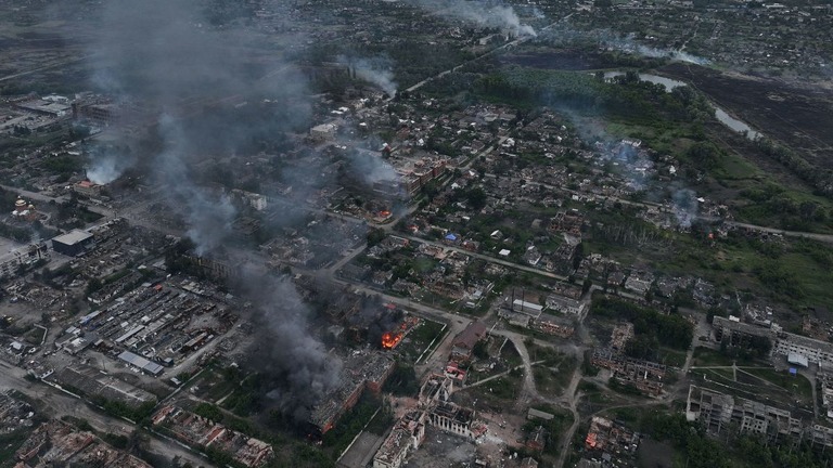 連日の激しい爆撃で煙が立ち上るウクライナの国境の町ボウチャンスク/Libkos/Getty Images