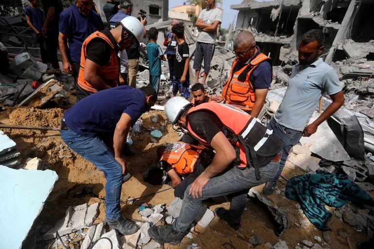 イスラエル軍が難民キャンプに空爆、３５人死亡　ガザ中部