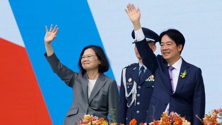就任式典に出席した頼清徳新総裁（右）と蔡英文氏＝２０日、台北/Carlos Garcia Rawlins/Reuters