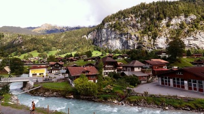 観光客殺到するスイスの村、入村料の導入検討