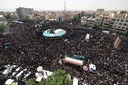 イラン大統領らの葬儀に数十万人の群衆　首都テヘラン