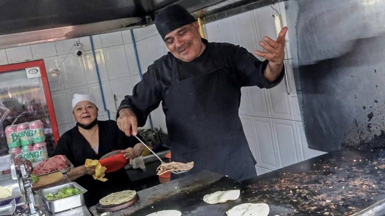 ミシュランガイドの星を獲得したメキシコ市のタコス立ち食い店で腕を振るうシェフ/Silvana Flores/AFP/Getty Images