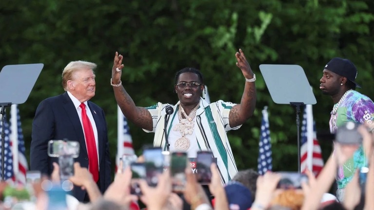 選挙集会でラッパーのシェフＧとスリーピー・ハローを壇上に招くトランプ氏（左）/Brendan McDermid/Reuters