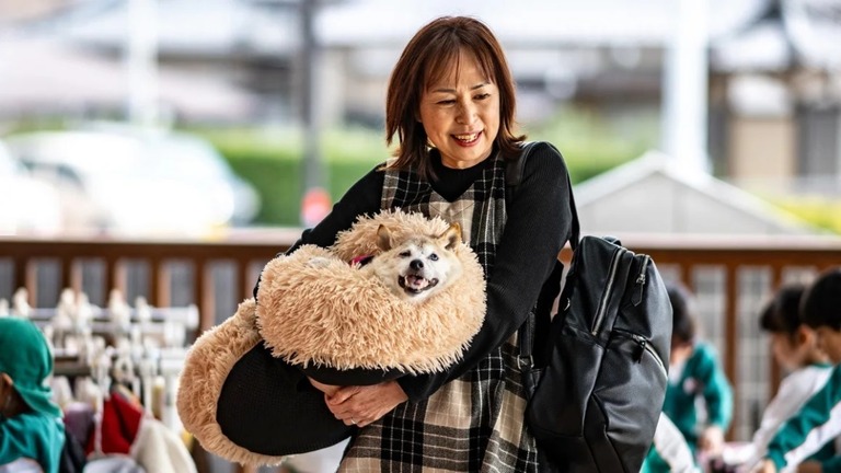 飼い主の佐藤敦子さんと写真に収まるかぼす＝２０２４年３月撮影/Philip Fong/AFP/Getty Images
