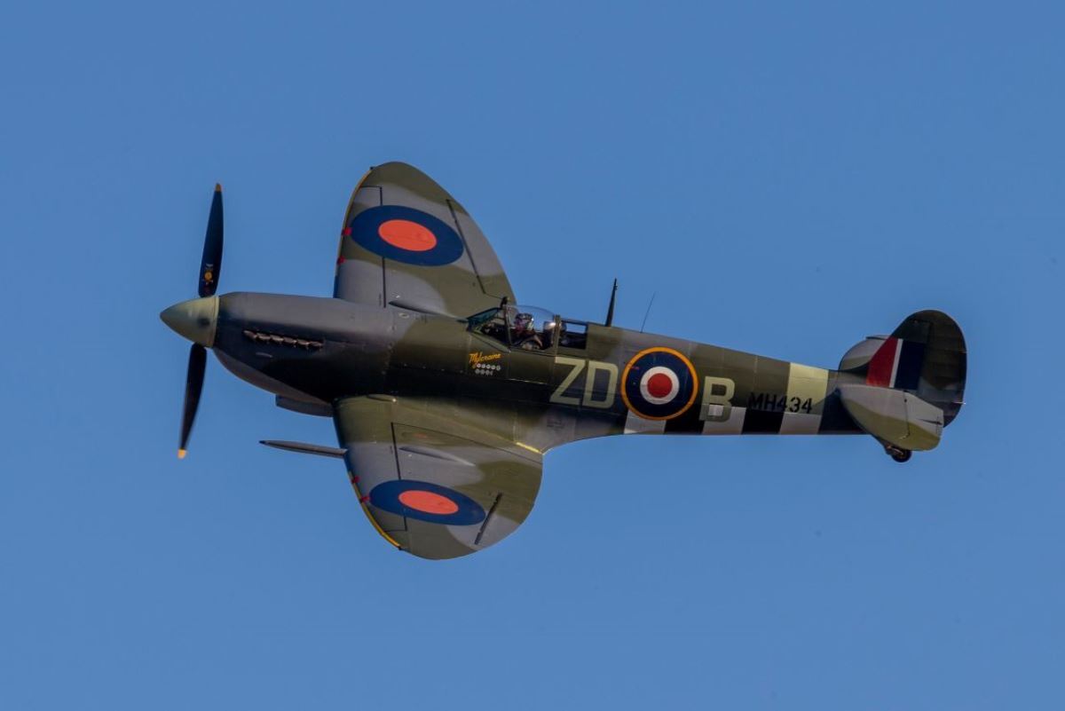航空ショーで飛行するスピットファイア＝２０１９年９月、英ダックスフォード/Phil Chaplin/Imperial War Museums/Getty Images