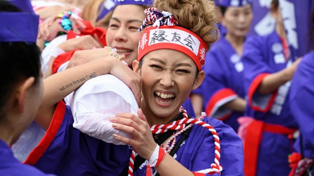 裸保育 はだか祭り」に女性が初参加、高齢化で男性中心の伝統に変化 日本 - CNN.co.jp