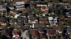 電力喪失の小型機が住宅街すれすれの超低空飛行、胴体着陸で全員無事　シドニー