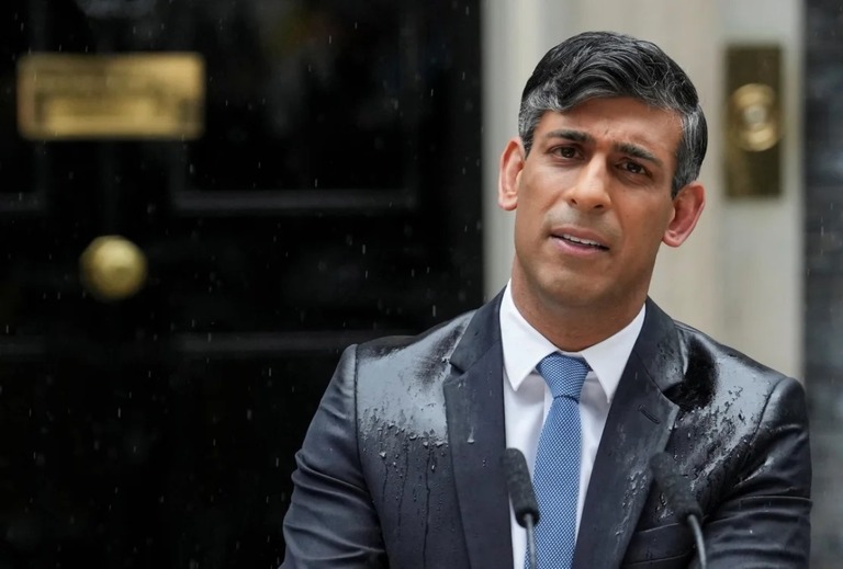 総選挙の実施を発表するスナク首相＝２２日、英ロンドンの首相官邸前/Maja Smiejkowska/Reuters