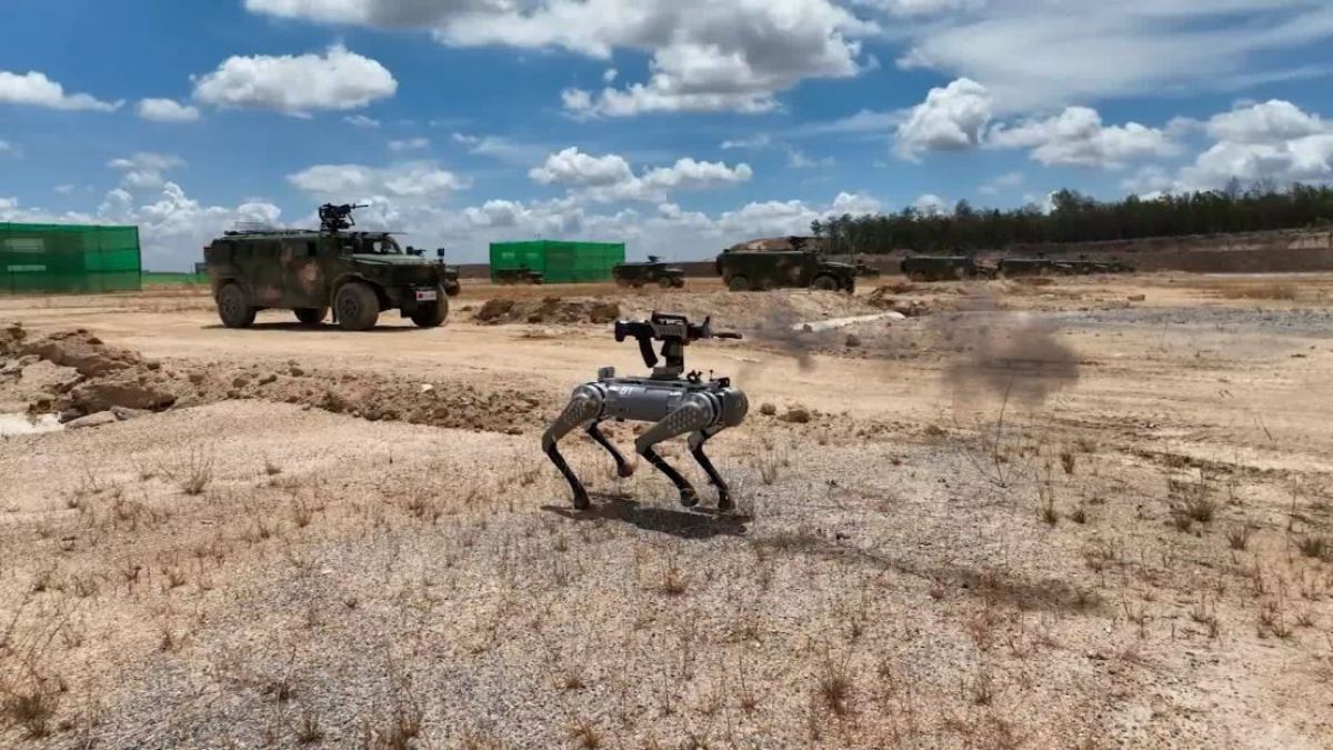 軍事訓練に参加したロボット犬の様子/CCTV