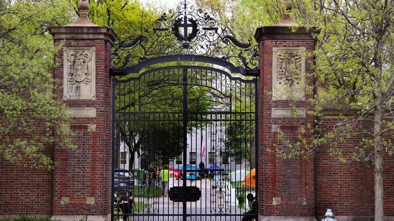 米ハーバード大学が、中核機能に影響しない公的な問題には今後介入しないとする新たな方針を発表した/David L. Ryan/The Boston Globe/Getty Images