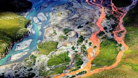 アラスカの河川がオレンジ色に、研究者を驚かせた原因とは