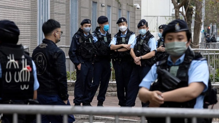 裁判所の前で警戒に当たる警官たち/Tyrone Siu/Reuters
