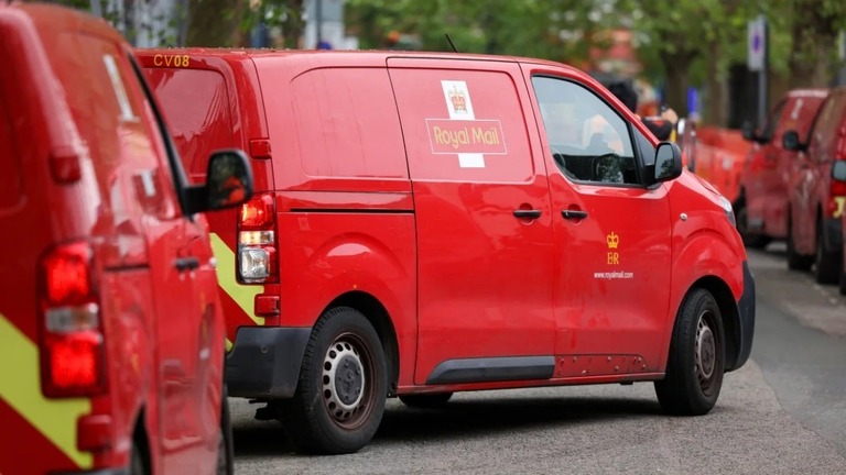 英ロンドンの集配センター外に停車するロイヤルメールの配達用車両/Hollie Adams/Bloomberg/Getty Images