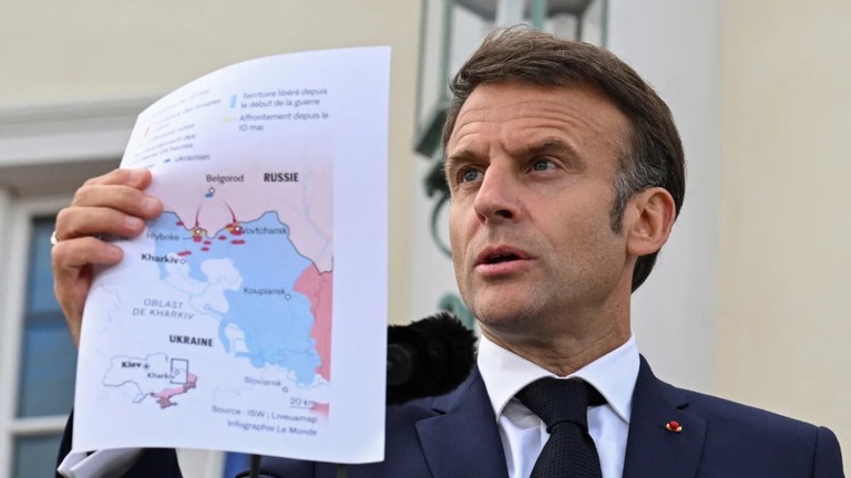 ベルリン北郊で記者団に話すマクロン氏＝２４年５月２８日/Annegret Hilse/Reuters