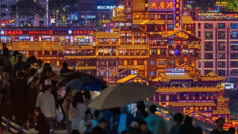労働節の休日に中国南西部の名所、紅雅洞を訪れる大勢の観光客/Costfoto/NurPhoto/Getty Images