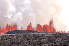 アイスランド火山が再噴火　溶岩が防護壁に到達、町が孤立する恐れ