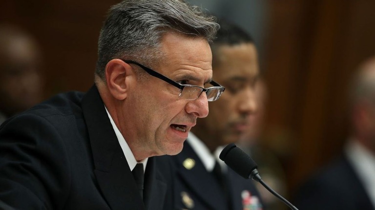 公聴会で発言するロバート・バーク退役海軍大将＝２０１７年/Justin Sullivan/Getty Images