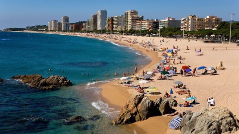 人気の海岸観光地、公の場で性器表現の衣装など禁止　スペイン