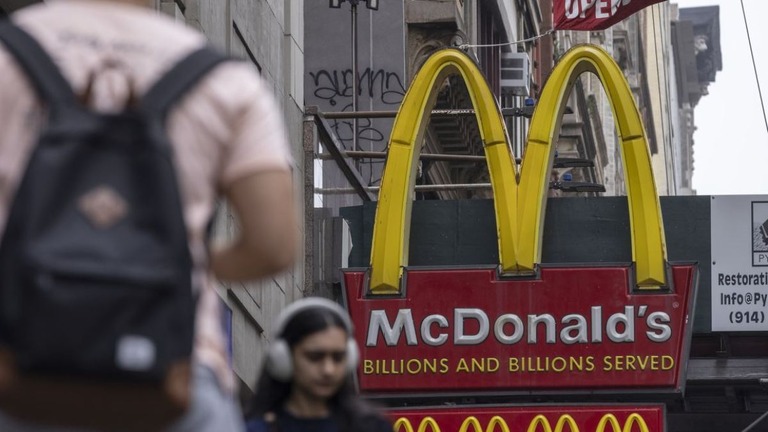 米ニューヨーク市内にあるマクドナルドの店舗＝２０２３年４月/Victor J. Blue/Bloomberg/Getty Images