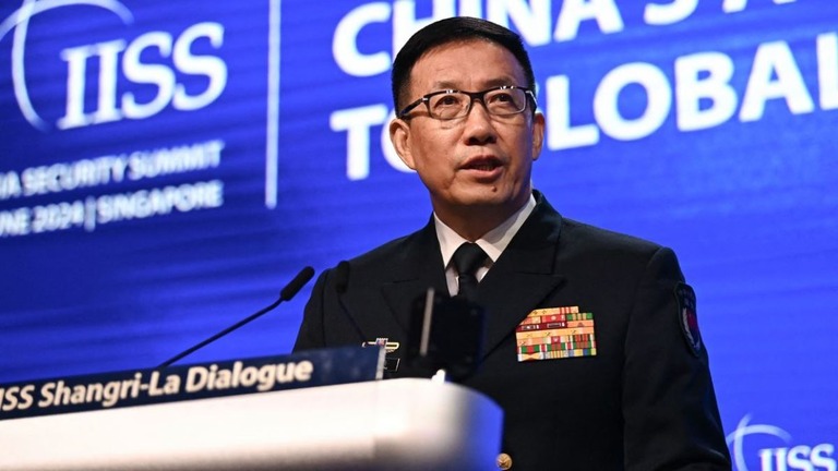 アジア安全保障会議で発言する中国の董軍国防相＝２日、シンガポール/Nhac Nguyen/AFP/Getty Images
