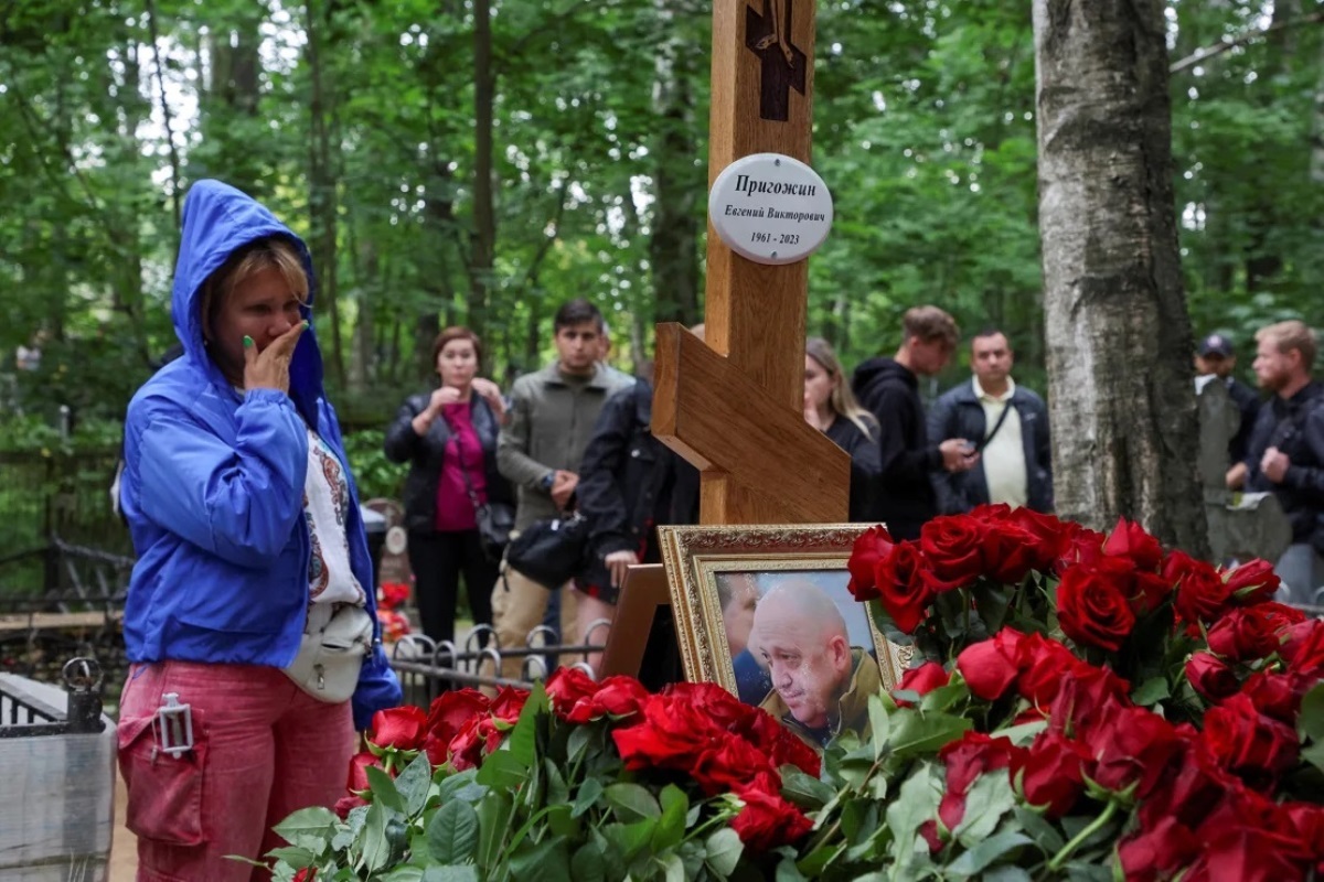 死亡したワグネル創設者エフゲニー・プリゴジン氏を悼む人たち=2023年8月、ロシア・サンクトペテルブルク/Reuters