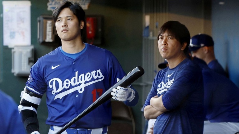 大谷選手（左）の元通訳、水原一平被告が銀行詐欺罪などを問う裁判に出廷する/Kyodo News/Getty Images