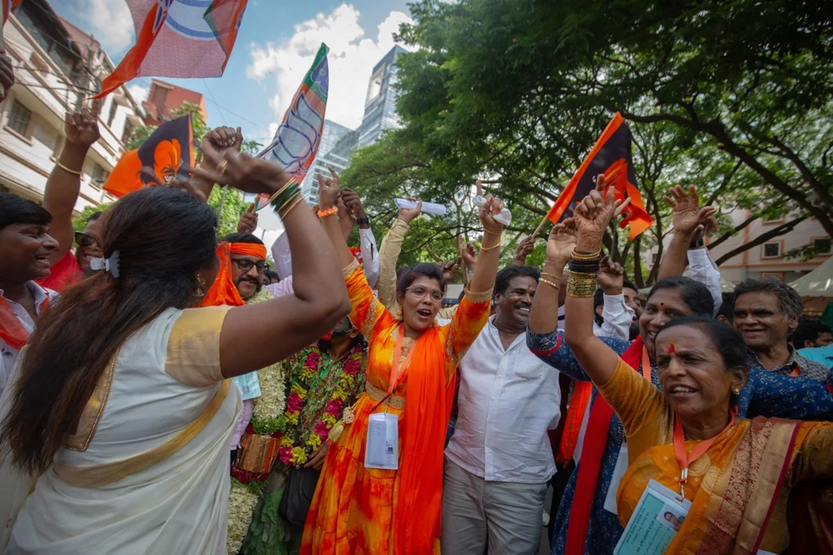 選挙結果に喜ぶインド人民党(BJP)の支持者ら/Abhishek Chinnappa/Getty Images