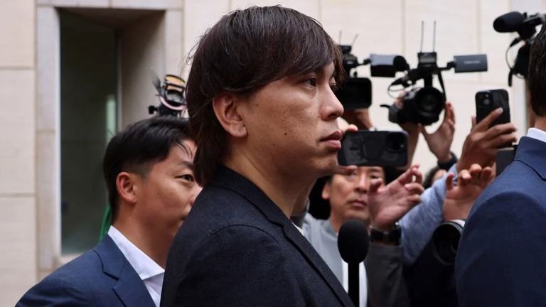 米連邦裁判所に到着した水原一平被告＝４日、米カリフォルニア州サンタアナ
/Mike Blake/Reuters