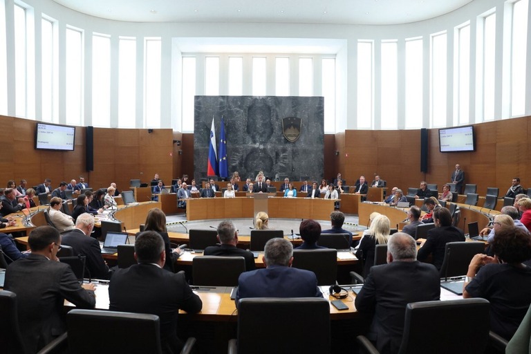 パレスチナの国家承認を議論する中、発言するスロベニアのゴロブ首相（中央奥）＝４日、スロベニア首都リュブリャナ/Borut Zivulovic/Reuters