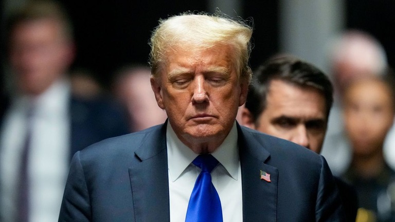 先月３０日、米ニューヨーク州での刑事訴追で有罪となり、法廷を後にするトランプ氏/Seth Wenig/Pool/Getty Images